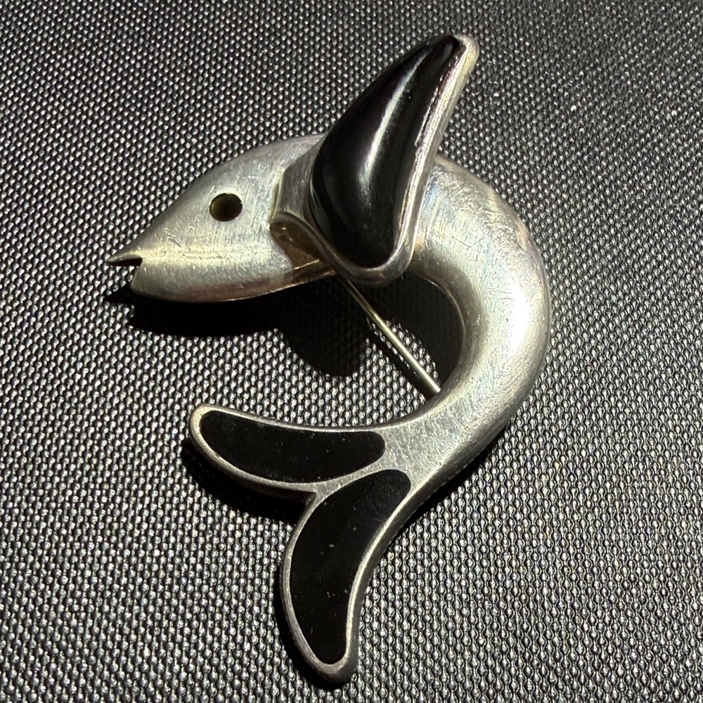 Taxco 950 Silver and Onyx Fish Dolphin Brooch  (2)